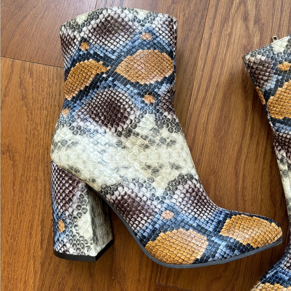 Kaari Blue Snakeskin Faux Leather Chunky Heel Boots Womens Sz 7 - Picture 3 of 7